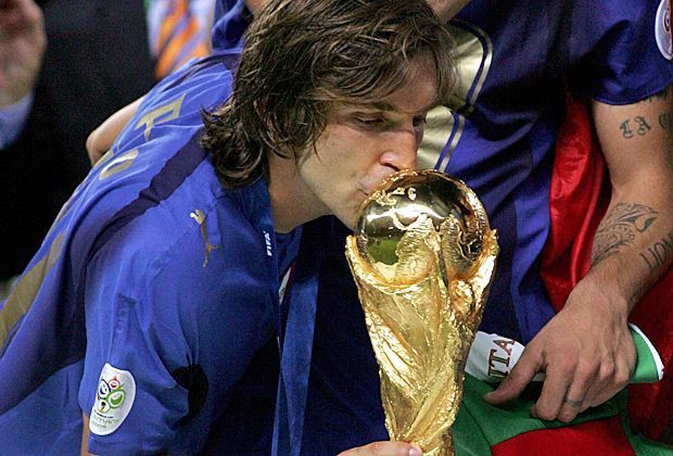 
                <strong>Weltmeister: Pirlo 1</strong><br>
                Xavi und Pirlo haben viele Ähnlichkeiten - auch beim Jubel. Wie der Spanier küsst auch Pirlo den WM-Pokal, den er mit Italien 2006 in Berlin holt. Nun kehrt er an die Stätte seines wohl größten Triumphes zurück.
              