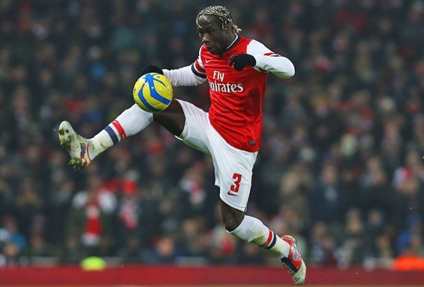 
                <strong>Rechter Verteidiger: Bacary Sagna</strong><br>
                Heute spielt Bacary Sagna für Manchester City, doch als Wilshere 2011 zu den "Gunners" kam, verteidigte der Franzose hinten rechts. Die Wahl auf der Position sei Wilshere schwer gefallen, doch er entschied sich für seinen Freund Sagna, mit dem in Kontakt geblieben ist.
              