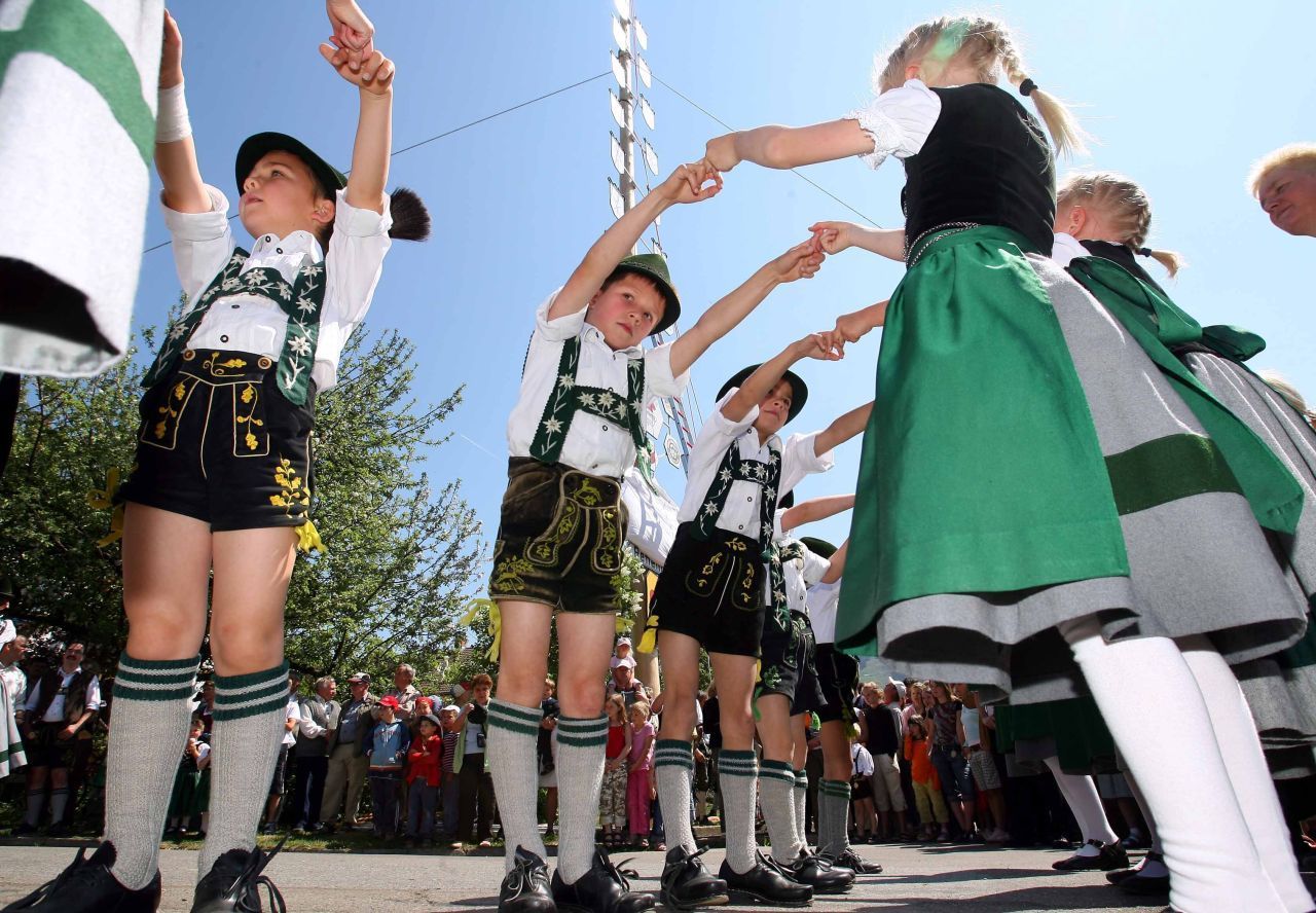 Rund um die Maibaum-Aufstellung gibt es Dorffeste und viele Bräuche - die sogar von einem Nachbar-Ort zu anderem unterschiedlich sein können. Der Maibaum bleibt bis häufig bis Monatsende oder teilweise sogar bis Herbstanfang stehen. 