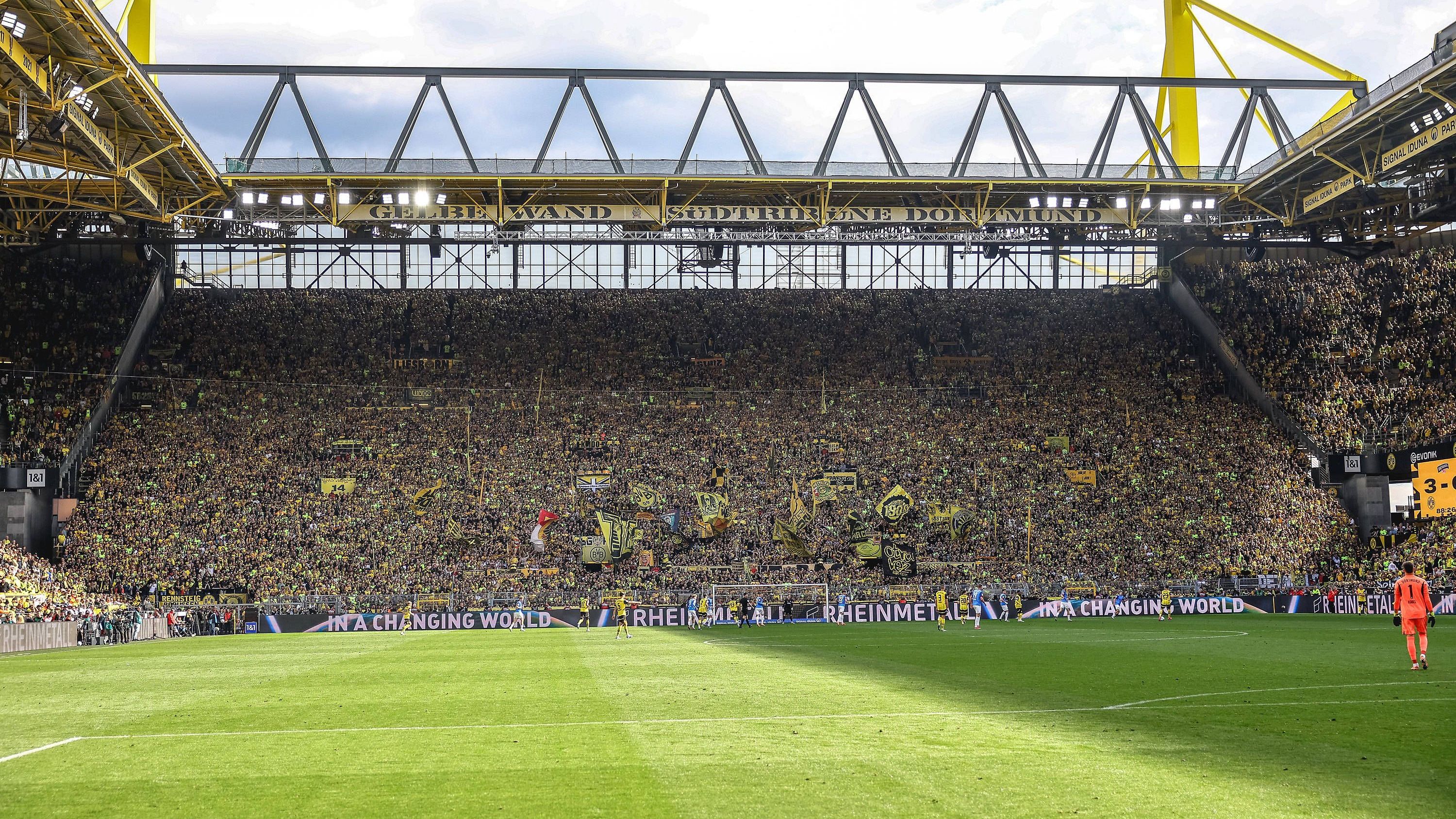 <strong>Borussia Dortmund</strong><br>Die Gelbe Wand gehört bei Borussia <strong>BlackRock 09 Dortmund</strong> jetzt zur BlackRock-Arena – aber keine Sorge: Die Ultras wurden in einen "Erlebnisblock mit historischen Fangesängen" ausgelagert.