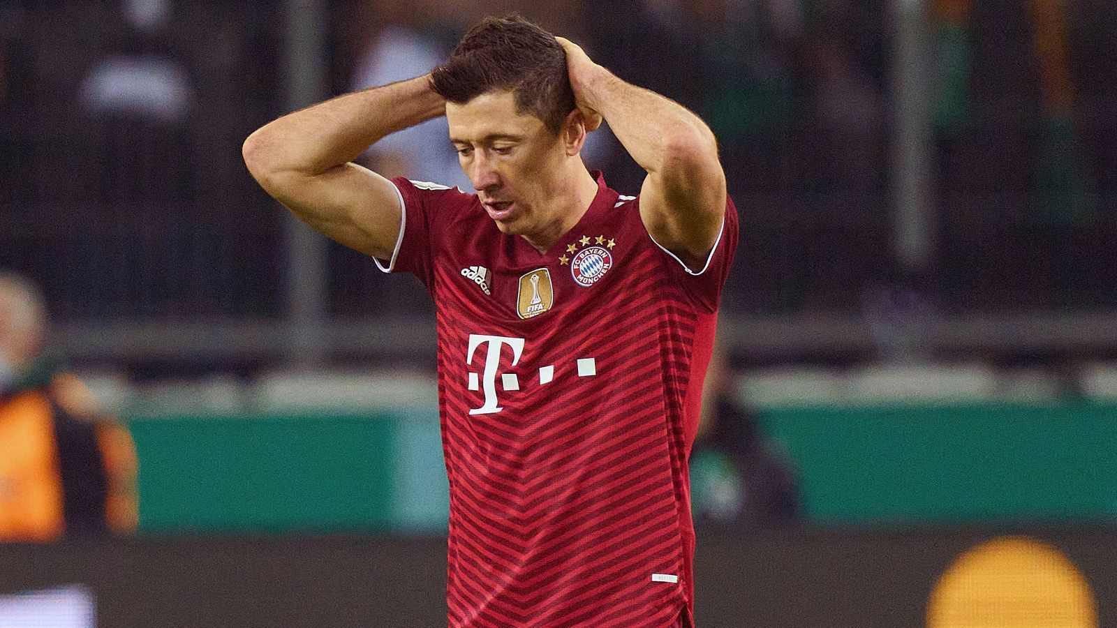 
                <strong>Robert Lewandowski</strong><br>
                In der ersten Halbzeit komplett abgemeldet. Fällt dabei ungewohnt häufig mit Abseitsstellungen auf. Wird auch nach dem Wechsel von der Gladbacher Defensive im Kollektiv aus dem Spiel genommen.ran-Note: 5
              