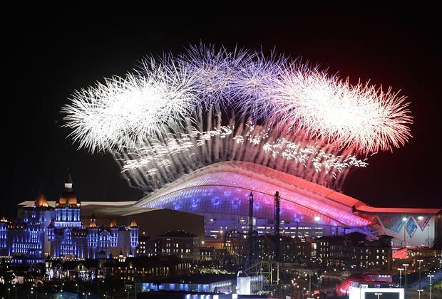 
                <strong>Feuerspiele</strong><br>
                Feurig geht's auf dem Dach der Arena zu. Schon zu Beginn der Feier lassen die Gastgeber den Abendhimmel über Sotschi mit einem ordentlichen Feuerwerk erhellen.
              