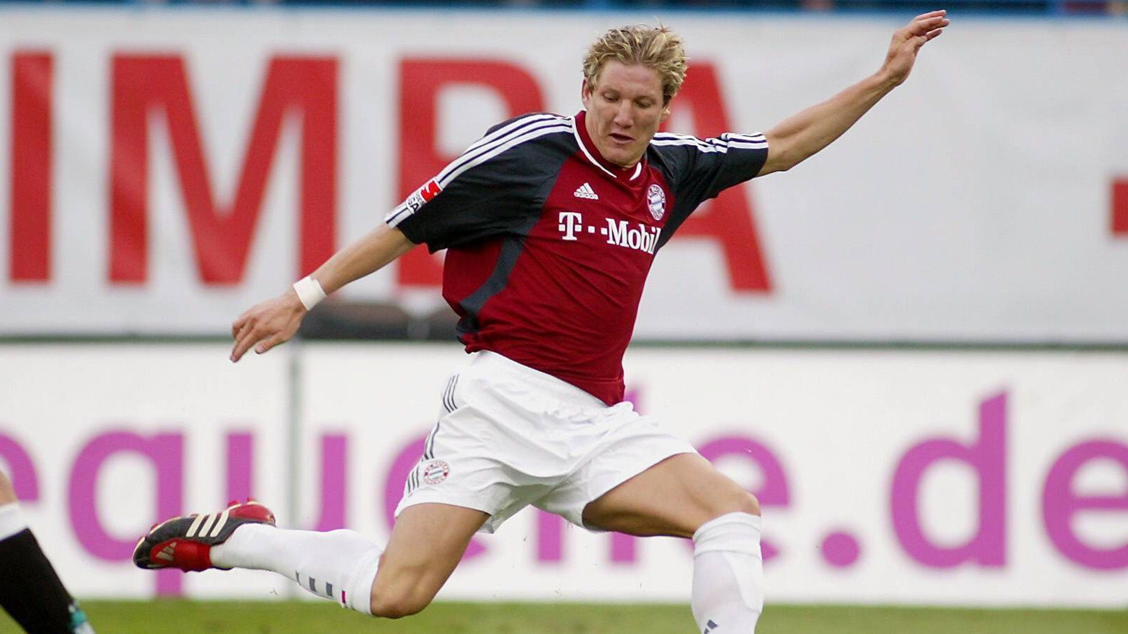 
                <strong>Bastian Schweinsteiger</strong><br>
                Als 17-Jähriger unterschrieb Bastian Schweinsteiger beim FC Bayern seinen ersten Profivertrag, nachdem er zuvor die Jugend-Mannschaften durchlaufen hatte. Das war im Sommer 2002. 13 Jahre sollte die Ära anhalten, in der der Mittelfeldspieler vor allem von Louis van Gaal zum Weltklasse-Kicker geformt wurde. Van Gaal war es, der den einstigen Flügelspieler als Spielgestalter im defensiven Mittelfeld einsetzte. Als der Weltmeister von 2014 nach der Saison 2014/15 die Bayern in Richtung Manchester United verließ, blieb bei den Fans kein Auge trocken. Bis heute gilt Schweini in München neben Thomas Müller als die ultimative Identifikationsfigur.
              