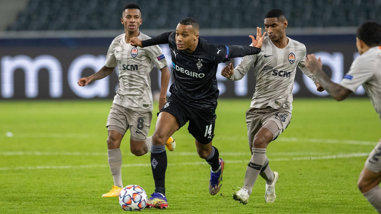 
                <strong>Angriff: Alassane Pléa (Borussia Mönchengladbach)</strong><br>
                Seine drei Treffer beim 6:0-Auswärtssieg in Donezk stechen heraus. Doch Alassane Pléa war auch in den anderen Spielen einer der wichtigsten Spieler bei der Borussia. Beim 2:2-Remis in Mailand bereitete er einen Treffer vor, eine Woche später gegen Real Madrid (2:2) sogar zwei. Hinzu kommen zwei Tore im Rückspiel gegen Inter Mailand. Insgesamt erzielte Pléa also fünf Treffer und legte vier Tore auf.
              