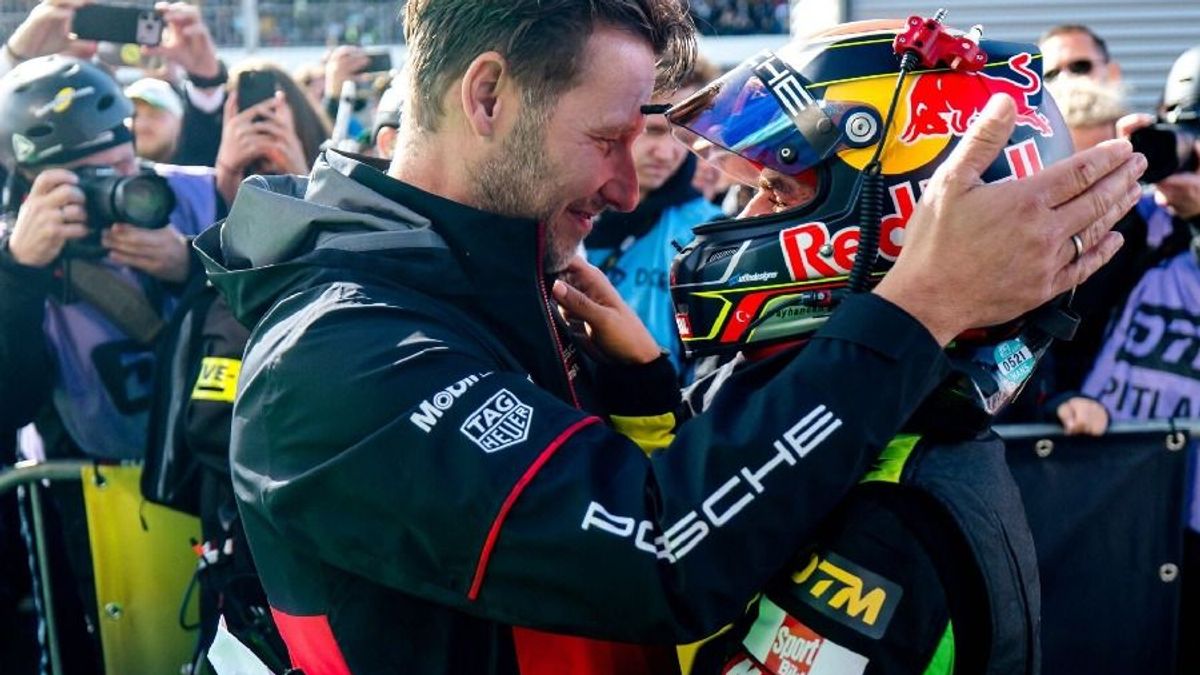 Porsches GT-Leiter Sebastian Golz mit Ayhancan Güven nach dem DTM-Triumph