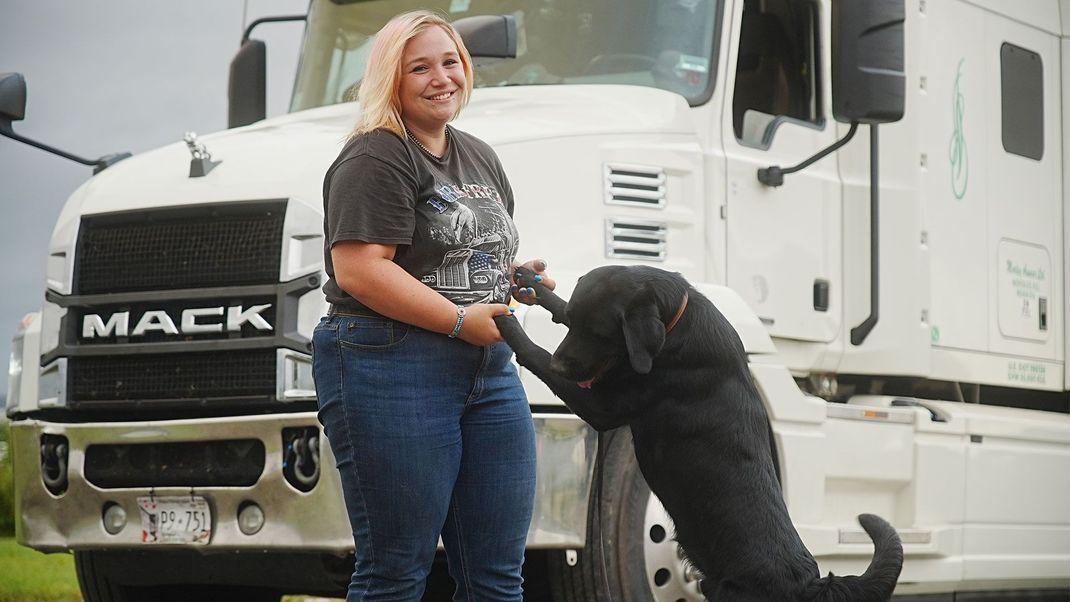 Trucker Babes Ines mit Hund "Whiskey"