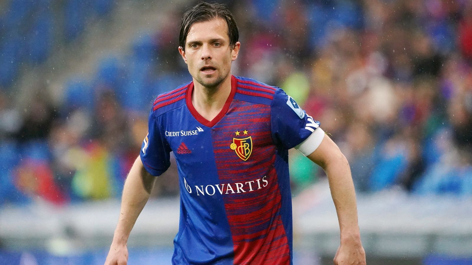 
                <strong>Valentin Stocker (zuletzt FC Basel)</strong><br>
                Der frühere Hertha-Profi Valentin Stocker hat sich mit 33 Jahren ebenfalls dazu entschieden, die Schuhe nach Ende der Saison 2021/22 an den Nagel zu hängen. "Ich habe mich entschieden, dass nach dieser Saison ein guter Moment ist, mit dem aktiven Profifußball aufzuhören. Auch, weil mir der FCB in der aktuellen Situation die tolle Möglichkeit bietet, den Klub künftig in der Sportlichen Leitung zu unterstützen und mich gleichzeitig in diesem Bereich weiterzubilden", erklärte der Schweizer seine Beweggründe zum jetzigen Karriereende in Basel. Der 36-malige Nationalspieler wird demnächst Aus- und Weiterbildungen im Bereich des Sportmanagements machen.
              