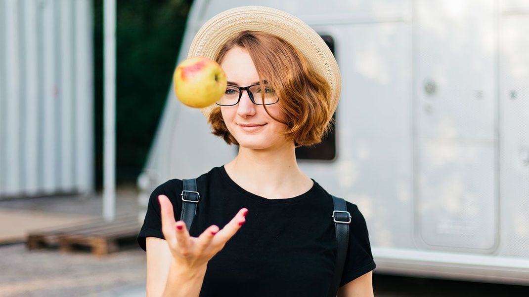 Wie kannst du Apfelessig in deine Haircare-Routine integrieren? Wir haben ein DIY-Rezept für eine pflegende Haarkur mit Apfelessig.