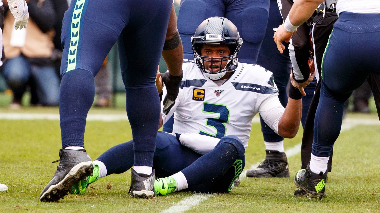 
                <strong>Dauerbaustelle Offensive Line</strong><br>
                Andererseits offenbart auch die Offense einige Probleme, insbesondere die Offensive Line. Die Beschützer von Russell Wilson sind seit Jahren eine Schwachstelle der Seahawks und gerieten gegen die starke Bills-Defense einige Male ins Hintertreffen: Fünf Mal wurde Wilson während des Spiels gesackt, zudem musste der Spielmacher elf Quarterback-Hits einstecken. Durch ihren konstanten Druck provozierten die Bills einige Fehler, darunter die vier Turnover von Wilson, der sein Spiel nicht voll zur Geltung bringen konnte. Die Niederlage gegen Buffalo unterstrich deutlich die Abhängigkeit der Offense von den guten Leistungen der O-Line.
              