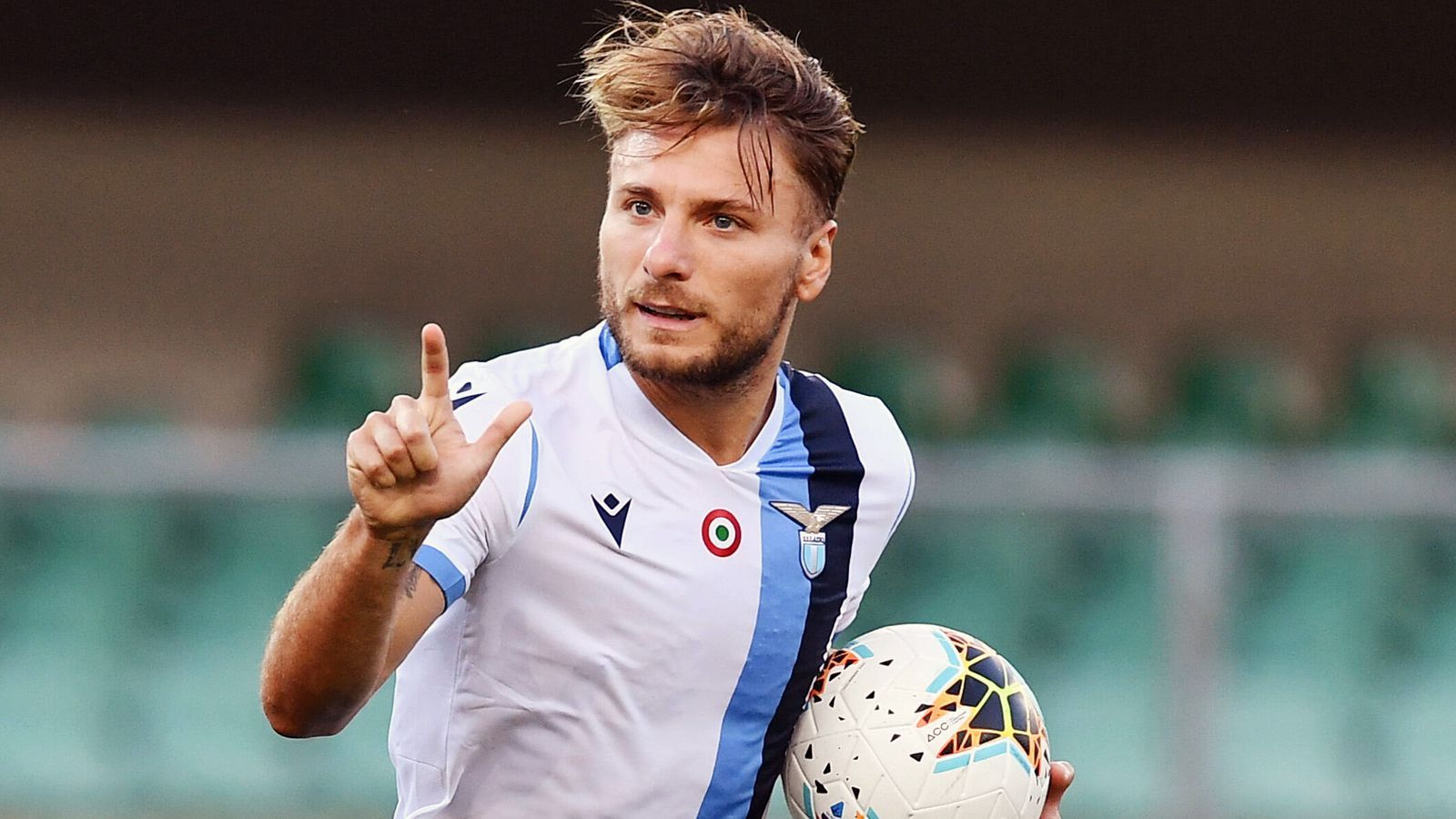 
                <strong>Ciro Immobile (früher Dortmund, jetzt Lazio Rom)</strong><br>
                Das einjährige Intermezzo von Ciro Immobile in der Bundesliga verlief in der Saison 2014/15 alles andere als toll. Der Italiener, geholt als Ersatz für Robert Lewandowski, floppte nämlich ziemlich. Deshalb wurde der Stürmer schon 2015 zunächst an Sevilla verliehen und anschließend dauerhaft abgegeben. Weil Immobile aber auch in Andalusien nicht überzeugte, kehrte er im Januar 2016 nach Italien zurück. Dort schaffte er einen sportlichen Neuanfang beim FC Turin. In 14 Spielen steuerte er neun Scorerpunkte bei. Seit dem Sommer 2016 läuft er nun für Lazio Rom auf - und trifft derzeit wie am Fließband. Schon zwei Spieltage vor dem Saisonende 2019/20 hat der 30-Jährige 34 Treffer erzielt und damit einen Serie-A-Rekord für Saisontore eines italienischen Spielers aus dem Jahr 1958/59 gebrochen. Damals traf Antonio Angelillo für Inter Mailand 33 Mal. In der kommenden Spielzeit kann der bis 2023 gebundene Immobile seine Torgefährlichkeit in der Champions League unter Beweis stellen, denn Lazio ist vorzeitig für die Königsklasse 2020/21 qualifiziert.
              