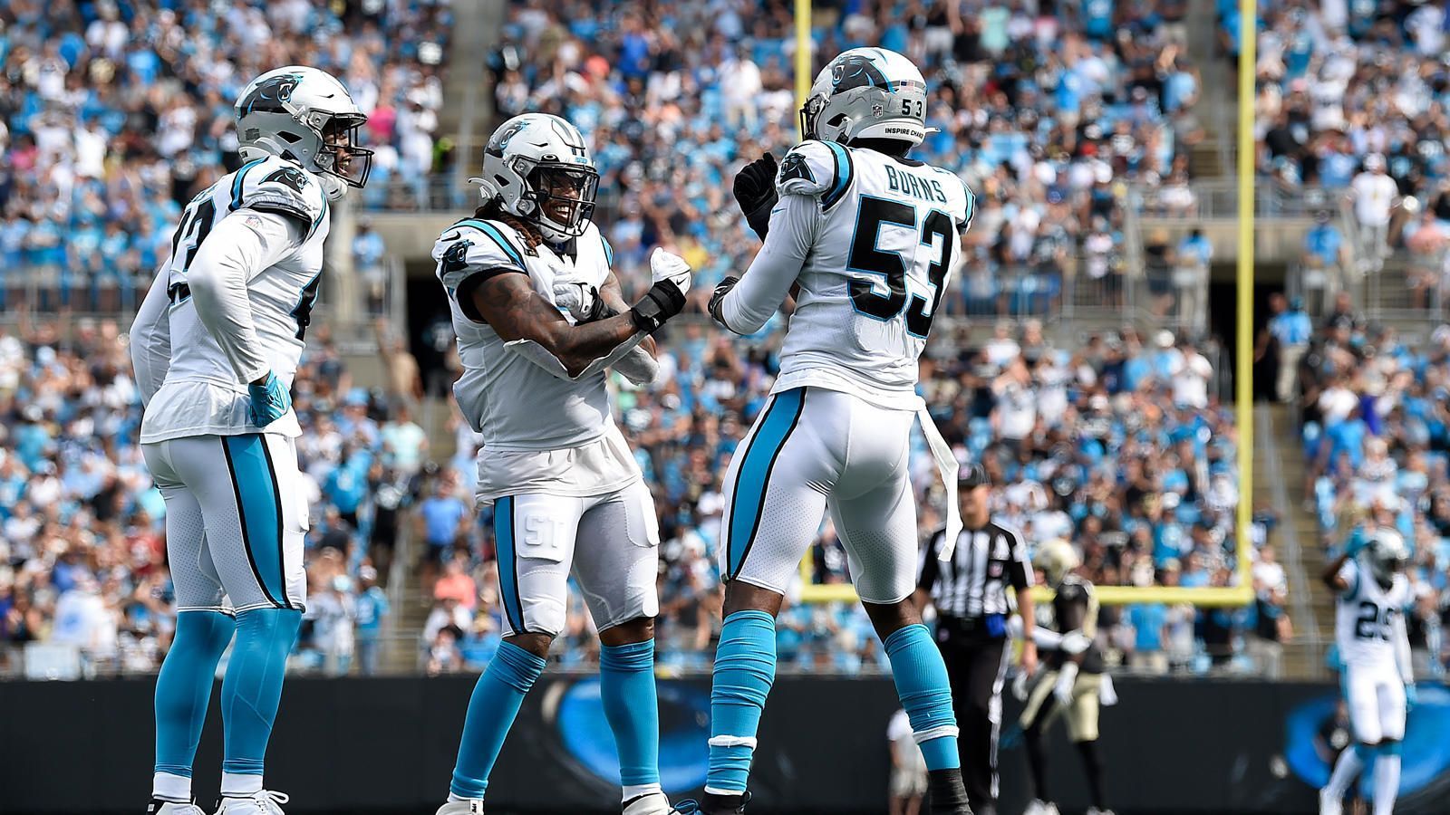 
                <strong>Carolina Panthers </strong><br>
                ... die Defense hat nämlich einen extrem dominanten Start hingelegt! Carolina führt die Liga mit 14 Sacks und nur 191 zugelassenen Yards pro Spiel deutlich an, nur 21 Prozent zugelassene Third-Down-Conversions sind ebenfalls Bestwert. Defensive Coordinator Phil Snow lässt ein komplexes System spielen, das Youngsters wie Brian Burns oder Jaycee Horn bisher exzellent umgesetzt haben. Umso bitterer, dass Horn mit einem gebrochenen Fuß mindestens zwei Monate fehlt. Carolina ist mit einem jungen Kader auf einem sehr guten Weg, doch der leichte Spielplan sowie Unerfahrenheit lässt nicht zu, bei den Panthers von einem sicheren Playoff-Team zu sprechen.
              