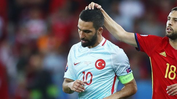 
                <strong>Mittelfeld: Arda Turan (Türkei)</strong><br>
                Mittelfeld: Arda Turan (Türkei): Der türkische Kapitän wirkte gegen Kroatien (0:1) und Spanien (0:3) lustlos, unsichtbar und kraftlos. Im Grunde genau so, wie man ihn nicht kennt. So gewann Turan nur 46 Prozent seiner Zweikämpfe. Gegen Spanien wurde er sogar von den eigenen Fans ausgepfiffen. Im letzten Gruppenspiel gegen Tschechien (2:0) fand er zu seiner normalen Form. Insgesamt als Eckpfeiler der Türkei zu wenig. 
              