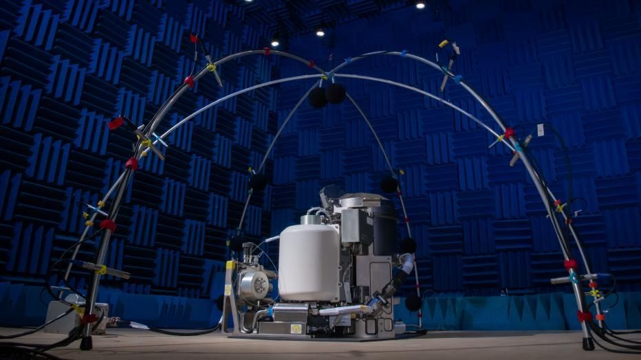 Das soll ein Klo sein? Die neue Weltraum-Toilette der NASA beim Test, um Start und Weltraum zu trotzen.