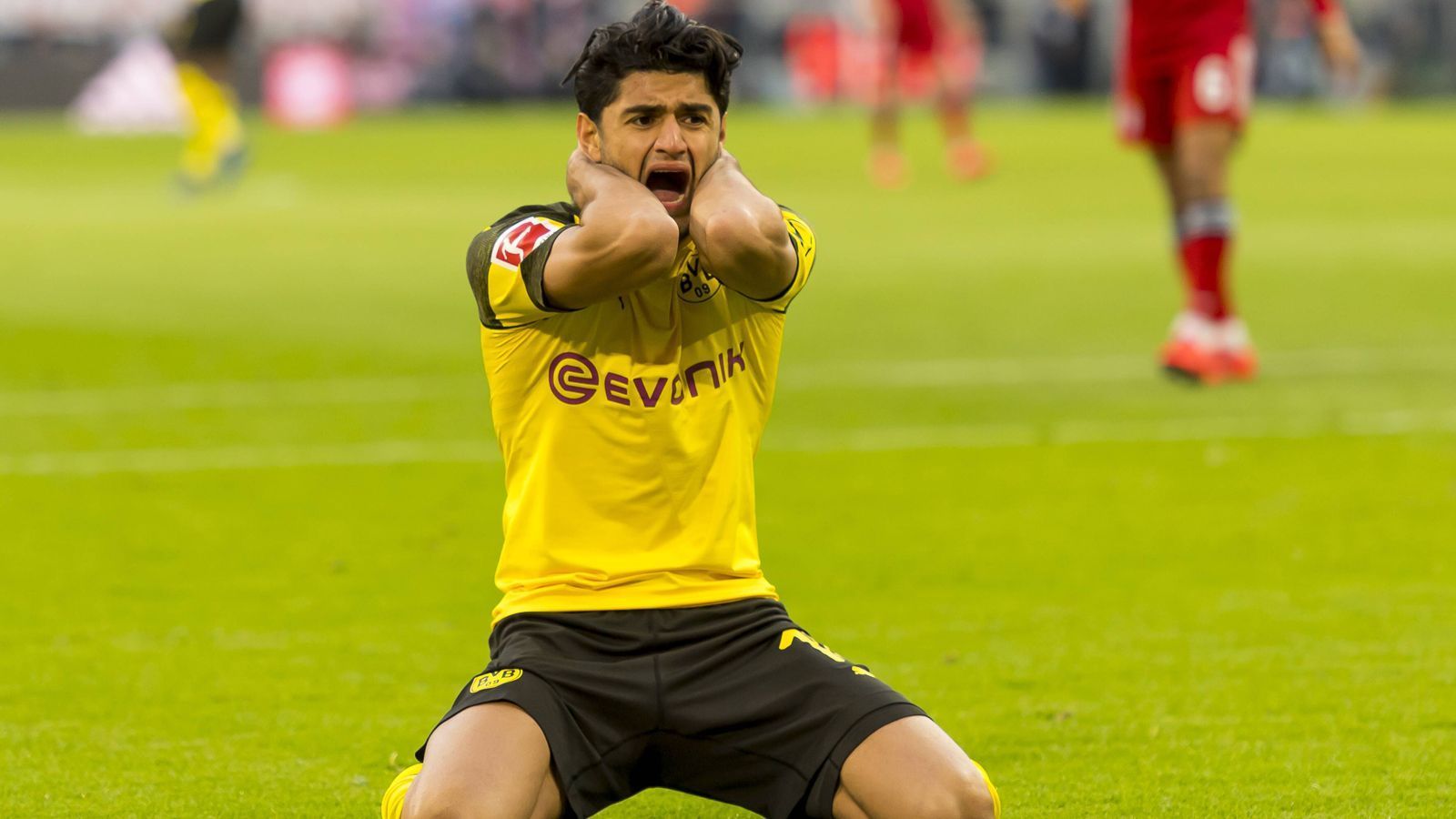 
                <strong>Mahmoud Dahoud (BVB)</strong><br>
                Rückt etwas überraschend ins offensive Mittelfeldzentrum. Scheitert per Großchance von der Strafraumkante flach am rechten Pfosten (6.). Für einen Zehner wie das gesamte Dortmunder Kollektiv im ersten Spielabschnitt viel zu defensiv und zaghaft eingestellt. Überlässt den Münchnern zu viele Freiheiten im Mittelfeld, den die Münchner eiskalt ausnutzen. In der 62. Minuten durch Mario Götze ersetzt. ran-Note: 5
              