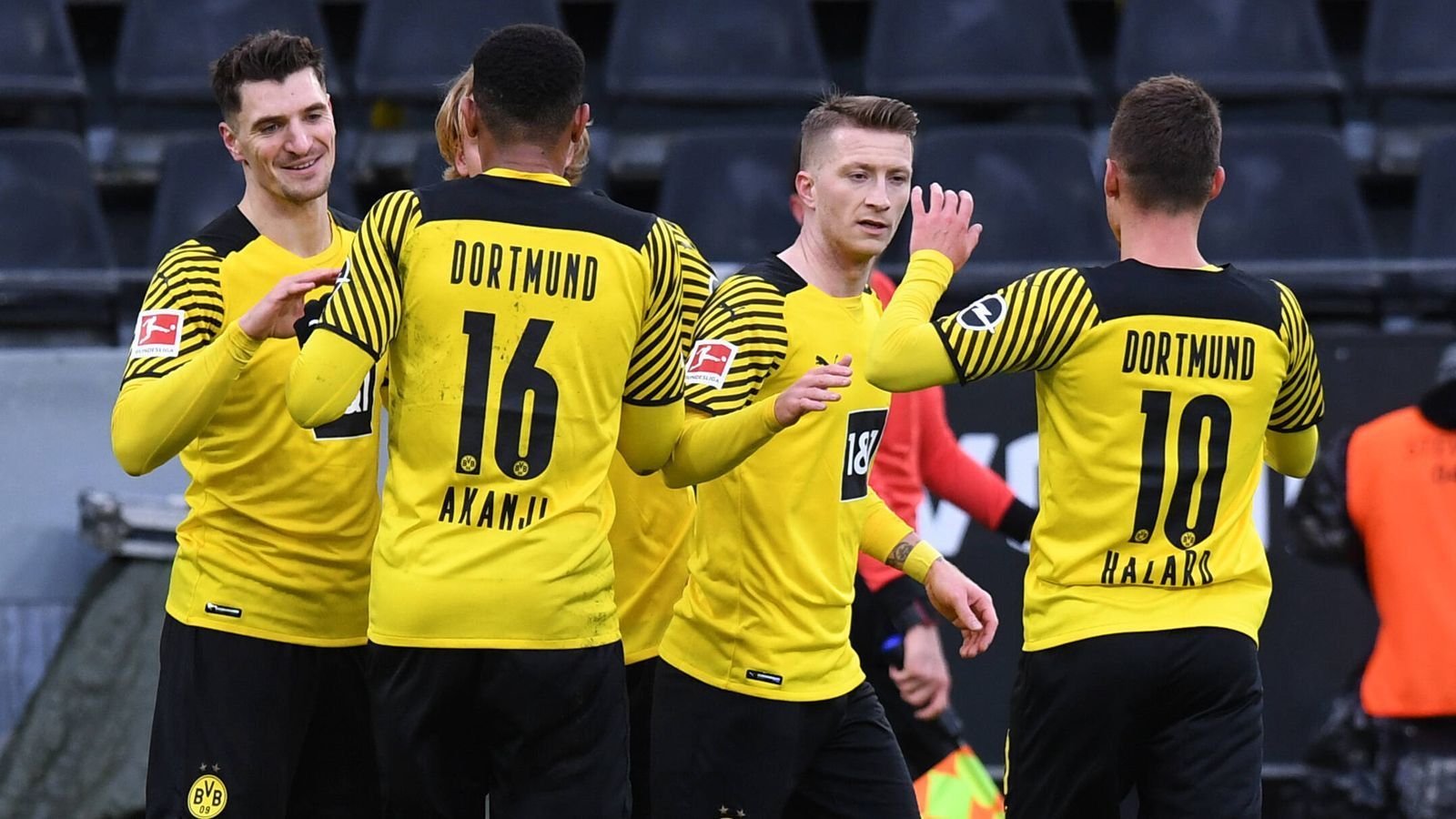 
                <strong>Marco Reus</strong><br>
                Er steht sinnbildlich für den Dortmunder Auftritt. Mit viel Talent und Können ausgestattet, bringt der Kapitän nur wenig davon auf den Platz. Kein Tempo im Spiel, wenig Inspiration und damit nur wenig Gefahr. Vor allem als Anführer muss da deutlich mehr kommen. ran-Note: 5
              