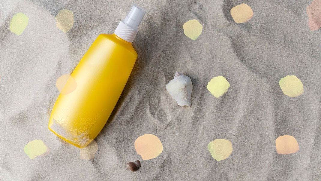 Mousse, Stick, Gel oder Spray – welcher Sonnenschutz kommt für euch in Frage? Wir haben die Fakten zu den einzelnen Produkten im Beauty-Artikel.