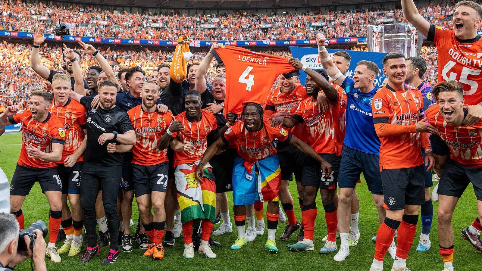 
                <strong>Luton Town (England / Premier League)</strong><br>
                Luton Town meldet sich nach einem echten Thriller in der Premier League an. Der Liga-Neuling setzte sich im Finale der Playoffs nach Elfmeterschießen gegen Coventry City durch. Nach 90 und 120 Minuten stand es im Wembley Stadium 1:1. Nachdem die ersten elf Elfmeter allesamt ins Tor gingen, zeigte Coventry Fankaty Dabo Nerven und setzte seinen Versuch neben den Kasten. Damit siegten "The Hatters" mit 7:6. Bereits während der regulären Runde war Luton auf Platz drei eingelaufen und ging somit als Favorit in die Saisonverlängerung.
              