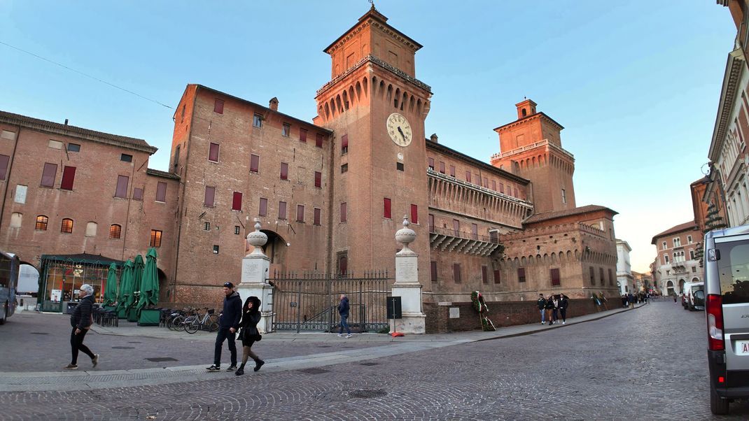 In der norditalienischen Stadt Ferrara sind in der Vorweihnachtszeit Neofaschisten durch das jüdische Viertel gezogen.