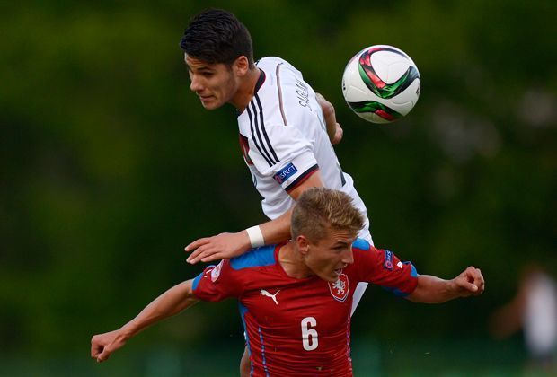 
                <strong>Mittelfeld: Görkem Saglam</strong><br>
                Der 17-Jährige vom VfL Bochum ist der Freistoßexperte im deutschen Team. Beim 4:0-Erfolg in der Gruppenphase gegen Tschechien traf der Deutsch-Türke. Auch bei den B-Junioren von Bochum konnte er mit acht Toren in 17 Spielen beeindrucken.
              