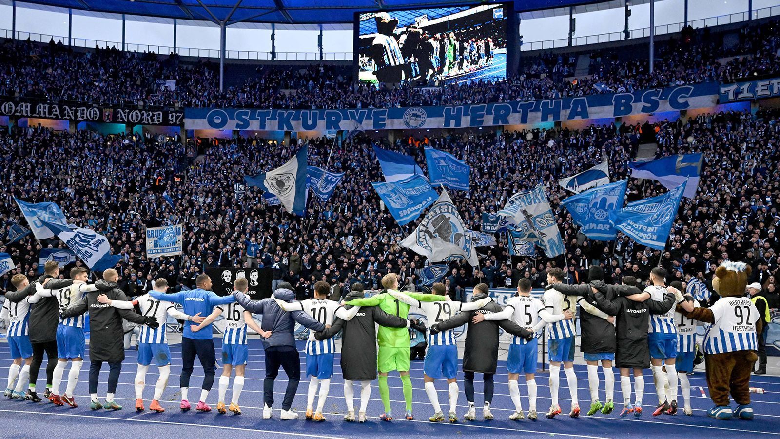 
                <strong>Platz 16: Hertha BSC</strong><br>
                &#x2022; Punkte 33<br>&#x2022; Tordifferenz: -19<br>&#x2022; Wahrscheinlichkeit des Abstiegs: 32 Prozent<br>
              