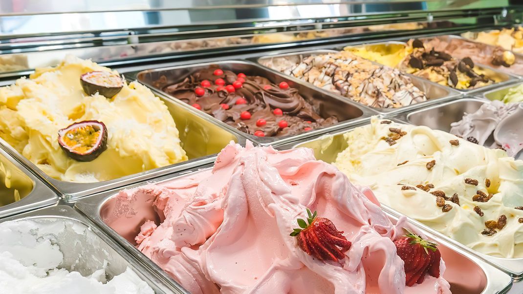 Nicht jede Eissorte ist gleich gesund. Wir zeigen, welche Sorten am wenigsten Kalorien haben. 
