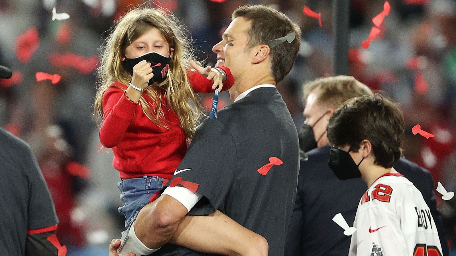 
                <strong>Tom Brady</strong><br>
                
              
