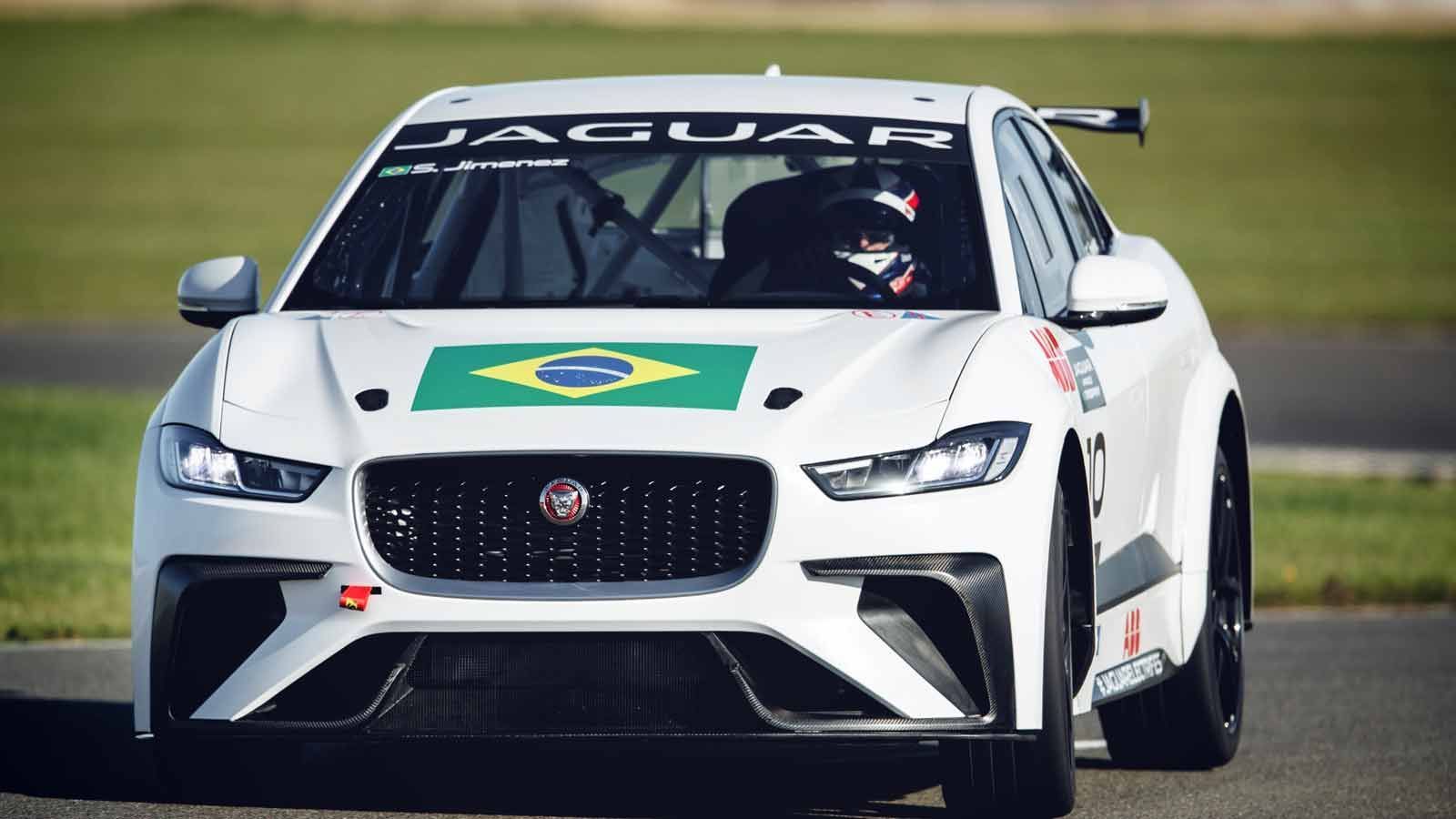 
                <strong>Jaguar I-PACE eTrophy: So sehen die Autos aus</strong><br>
                Caca Bueno, fünfmaliger Champion der Stock Car Brasil, und sein Landsmann Sergio Jiminez gehen für Brasilien an den Start.
              