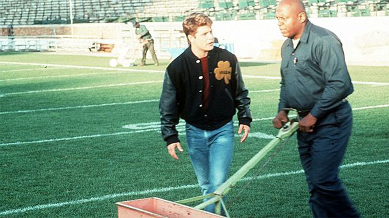 <strong>Touchdown - Sein Ziel ist der Sieg (1993)</strong><br>
                Rudy (Sean Astin) wächst in einer Arbeiterfamilie auf, will aber gegen alle Widerstände eine Football-Karriere einschlagen. Obwohl nicht einmal seine Freunde an ihn glauben, schafft er die Aufnahme an der Universität. Doch der Weg ins Team ist steinig.
