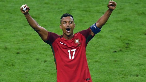 
                <strong>Nani (Portugal)</strong><br>
                Bei der EM 2016 übernahm Nani nach dem Ausfall von Cristiano Ronaldo im Finale gegen Frankreich die Kapitänsbinde und führte Portugal zum Titel. Gut anderthalb Jahre später muss der Routinier von Lazio Rom wohl um seine WM-Teilnahme 2018 bangen. Denn sein bislang letztes Länderspiel absolvierte der Routinier im Juli 2017 beim Confed Cup, seitdem wurde er aus Verletzungs- und Formgründen nicht mehr berücksichtigt, so auch nicht für die anstehenden Länderspiele Portugals gegen Ägypten und die Niederlande. Dadurch muss Nani wohl noch längere Zeit auf sein 113. Länderspiel warten. Bei seinem Klub Lazio Rom war der frühere ManUtd-Star zuletzt auch nur noch als Teilzeit-Arbeiter gefragt.
              