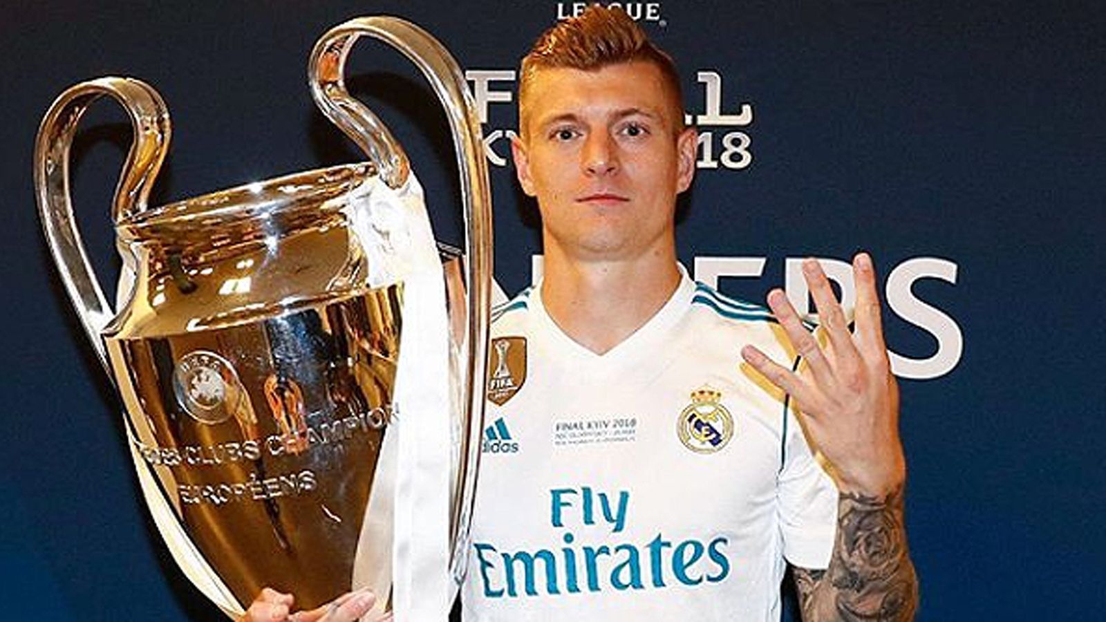 
                <strong>Toni Kroos</strong><br>
                Der deutsche Real-Star Toni Kroos folgte dem Beispiel von CR7! Er hat mit Real gegen Liverpool seinen dritten Titel in der Königsklasse im Trikot der Madrilenen gewonnen, zeigt aber vier Finger nach oben. Der Mittelfeldstratege der Madrilenen zählt nämlich wohl auch den Triumph von 2013 mit Bayern München dazu. 
              