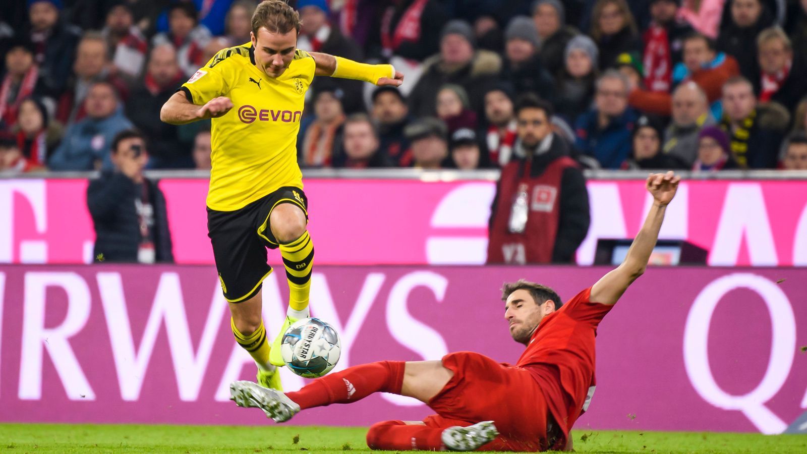 
                <strong>Mario Götze</strong><br>
                Der Stürmer hat einen schweren Stand, weil er zu Beginn mehrmals abgeräumt wird. Später beinahe ein Statist, weil der BVB kaum mal in Strafraumnähe vorstößt. Nach einer Stunde ist Schluss und Kumpel Reus darf ran. ran-Note: 5
              