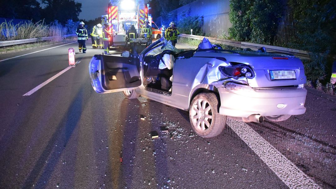 Ein zerstörtes Auto bei Krefeld. Eine Frau wurde bei einem Unfall am Samstagmorgen lebensgefährlich verletzt. 