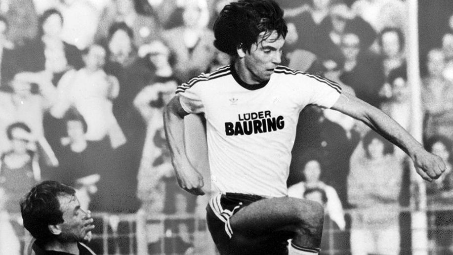 <strong>FC St. Pauli (1977/78 und 1978/79)&nbsp;</strong><br>Nachdem der FC St. Pauli aus der Bundesliga abstieg, sicherten sich die Hamburger im Jahr 1979 mit Rang sechs eigentlich den Klassenerhalt in der 2. Liga. Bitter nur, dass der Verein hochverschuldet war und vom DFB die Lizenz entzogen bekam. Folgerichtig ging es für die Hanseaten direkt in die&nbsp;Amateur-Oberliga Nord.
