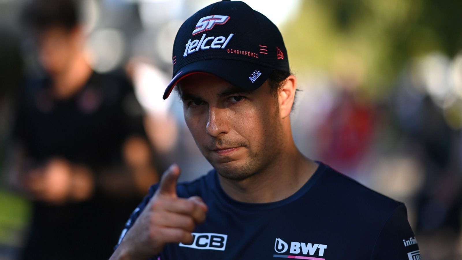 
                <strong>Platz 5: Sergio Perez</strong><br>
                Das Qualifying ging am Wochenende in die Hose, doch im Rennen bewies "Checo" seine ganze Klasse und fuhr von Platz 17 bis auf Platz 5. Sergio Perez ist vor Lance Stroll die klare Nummer eins des Teams und hätte mit etwas Glück und Geduld am Ende des Rennens genauso gut Vierter werden können, durch den Zusammenstoß mit Alex Albon reichte es letztlich jedoch nur für den 5. Rang.
              