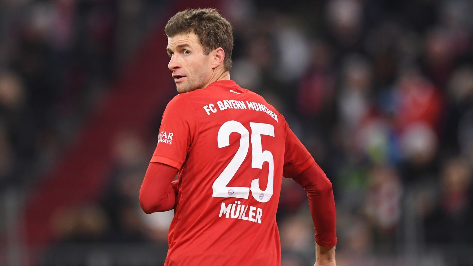 
                <strong>Offensives Mittelfeld: Thomas Müller</strong><br>
                Der Raumdeuter. Von Jürgen Klinsmann erstmals berufen, von Louis van Gaal gefördert, unter Jupp Heynckes zum Weltstar gereift, gehört Thomas Müller seit über zehn Jahren zum festen Bestandteil des FC Bayern. Und ist auch nicht klein zu kriegen. Da kann noch so oft die Rede von Krise sein, da kann noch so oft ein Philippe Coutinho oder sonst wer kommen: Der Müller macht am Ende immer seine Spiele, so viel ist sicher. Das wusste schon der berühmt-berüchtigte Holländer mit dem Alabasterkörper.
              