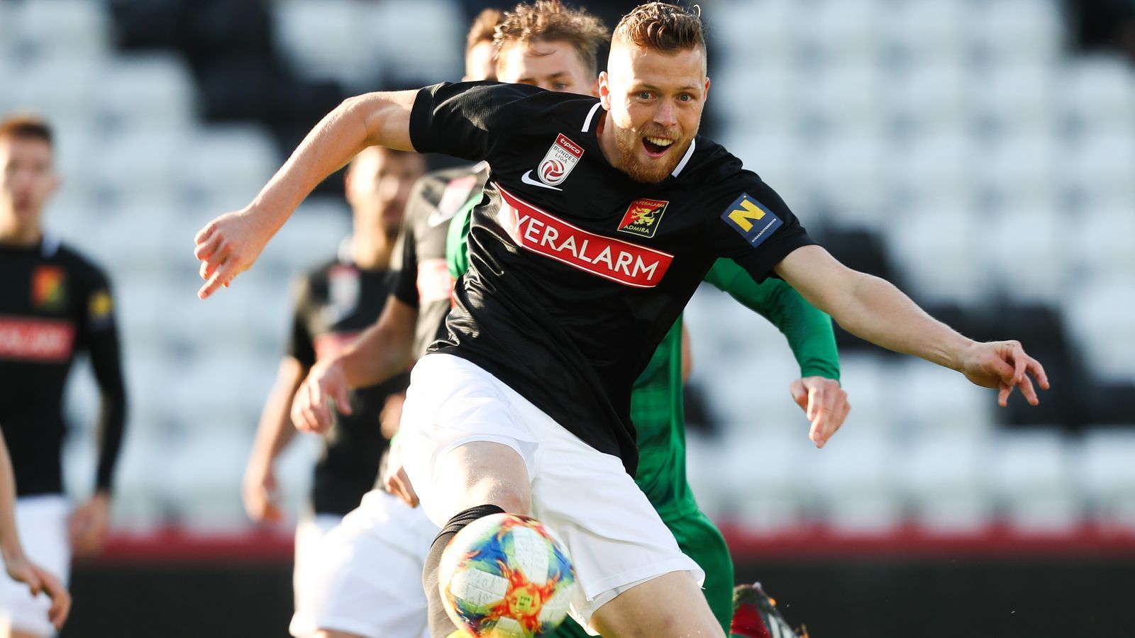 
                <strong>Fabian Menig (Admira Wacker Mödling)</strong><br>
                Von der 3. Liga Deutschlands in die höchste Spielklasse Österreichs - das hört sich doch nach einem ordentlichen Karriereschritt für Fabian Menig an, der im Sommer 2019 von Preußen Münster zu Admira Wacker Mödling wechselte. Der Außenverteidiger erkämpfte sich sofort einen Stammplatz, doch sportlich lief es bislang - wie auch für Thoelke und Pusch - sehr bescheiden in der Saison 2019/20. Mit nur einem Sieg nach zehn Spielen kann das Saisonziel als aktuelles Schlusslicht der Bundesliga nur mehr Klassenerhalt lauten. 
              