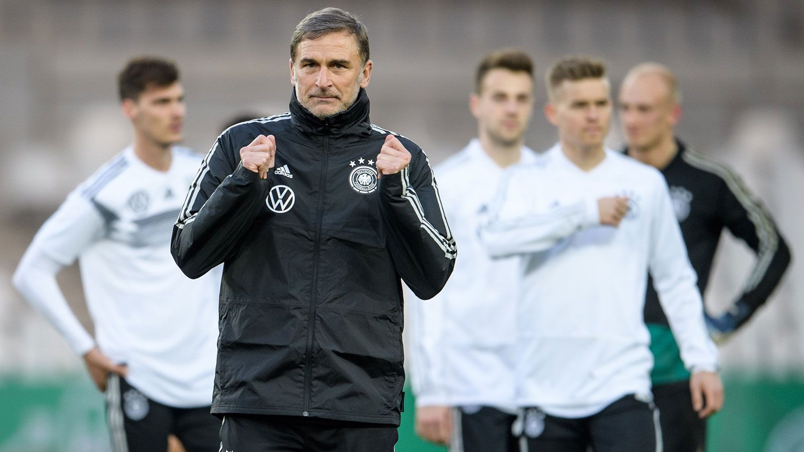 
                <strong>Deutsche U21 vor Testspiel gegen England: Kuntz warnt vor "Three Lions"</strong><br>
                Seit der Niederlage gegen Deutschland im Halbfinale der U21-EM 2017 sind die Engländer ungeschlagen (21 Spiele, 17 Siege, 4 Unentschieden). DFB-Nationaltrainer Stefan Kuntz warnte vor dem Testspiel der deutschen U21-Nationalmannschaft am kommenden Dienstag gegen England (ab 20:15 Uhr auf ProSieben Maxx und auf ran.de) vor der Spielstärke des Gegners. "Viele von den Jungs spielen beispielsweise bei uns in der Bundesliga oder aber in der englischen Premier League. Und dort bekommen sie in ihren Vereinen auch regelmäßige Einsatzzeiten. Das sagt schon alles", erklärte Kuntz im Exklusiv-Interview mit "ran.de".
              