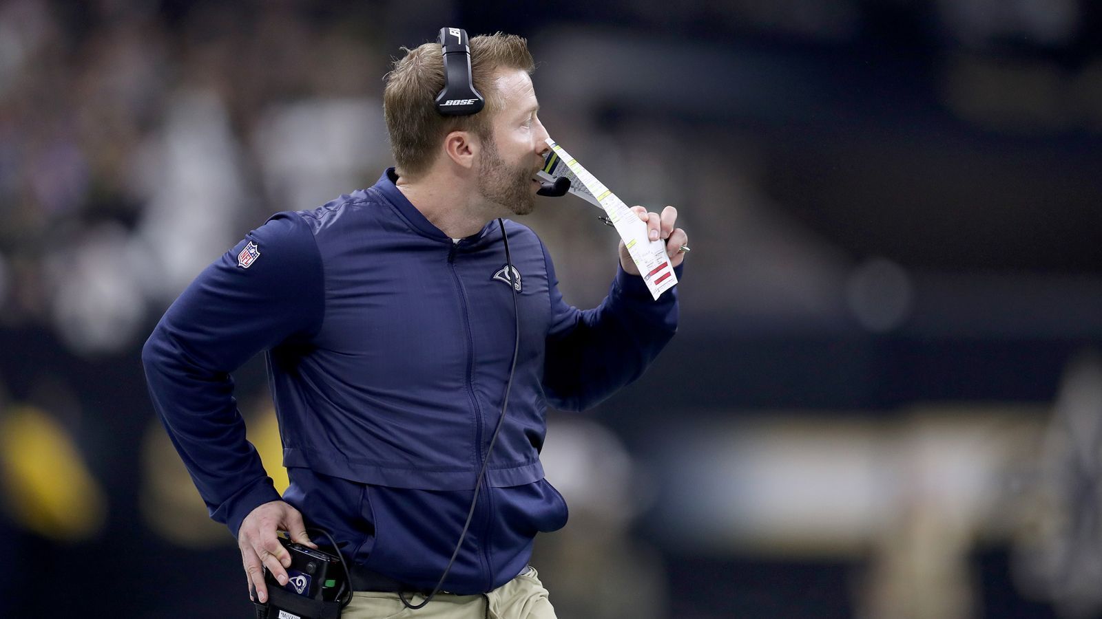 
                <strong>Bilanz - Vorteil Rams</strong><br>
                Die Rams gehen mit einer 15-3-Bilanz in den Super Bowl. In der Regular Season verlor das Team von Head Coach Sean McVay lediglich bei den New Orleans Saints und Chicago Bears sowie zu Hause gegen die Philadelphia Eagles. Die Patriots (13-5) mussten fünf Auswärtsniederlagen hinnehmen: Die Jacksonville Jaguars, Detroit Lions, Tennessee Titans, Miami Dolphins und Pittsburgh Steelers waren in der regulären Saison zu stark für die Mannschaft von Bill Belichick.
              