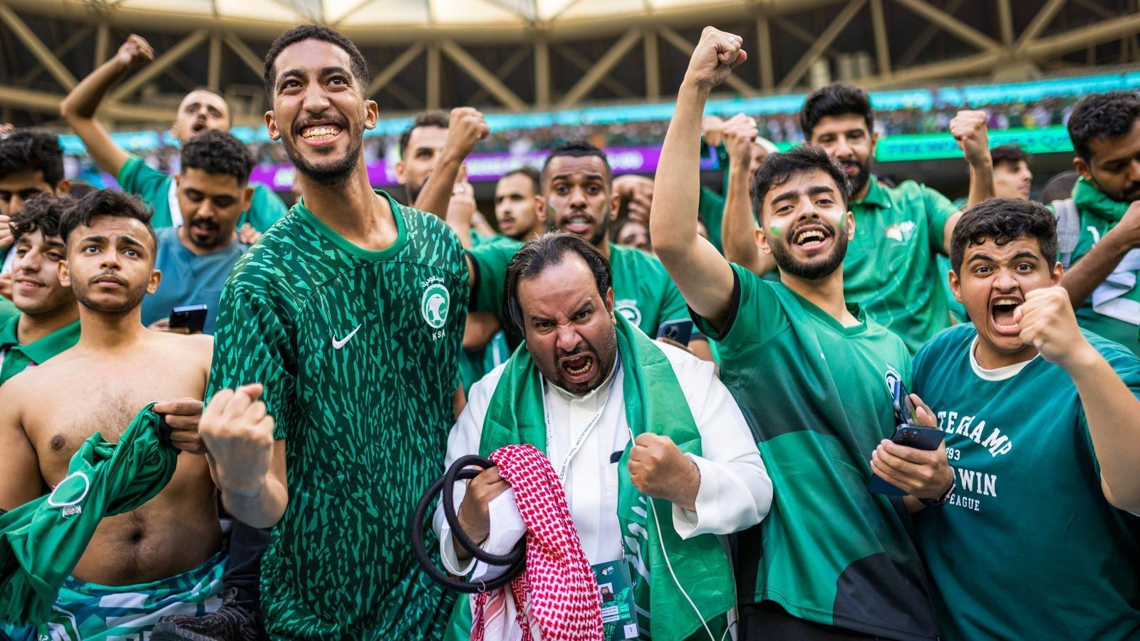 
                <strong>Saudi-Arabiens neuer Feiertag nach Argentinien-Sieg</strong><br>
                Die Fans und Einwohner Saudi-Arabiens hatten während dieser WM bereits doppelten Grund zur Freude. Zum Auftakt gewann ihre Nationalmannschaft sensationell mit 2:1 gegen Turnier-Mitfavorit Argentinien um Superstar Lionel Messi und beendete deren Serie von 37 ungeschlagenen Partien in Folge. Zur Belohnung erklärte das Land den Tag nach dem Sieg, den 23. November, zum nationalen Feiertag.
              