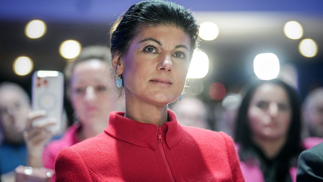 Wagenknecht will Asylbewerbern Geld fürs Ausreisen geben