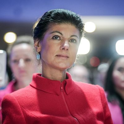 Wagenknecht will Asylbewerbern Geld fürs Ausreisen geben