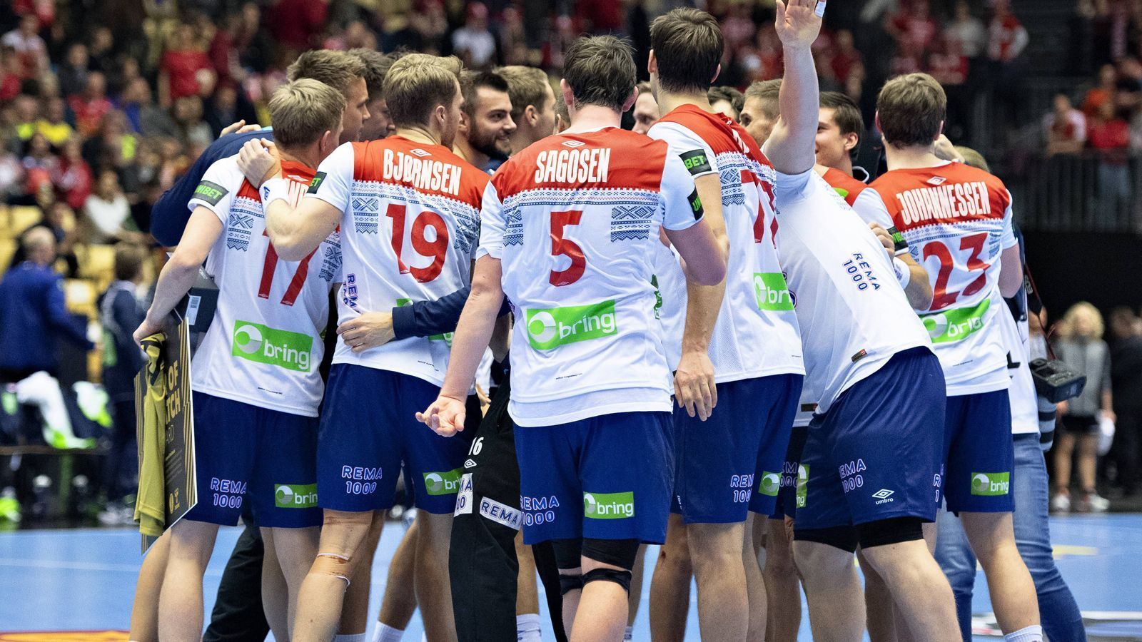 
                <strong>Norwegen: Vize-Weltmeister tritt aus dem Schatten der Frauen</strong><br>
                Der norwegische Handball war bislang eher für die erfolgreichen Frauen bekannt, die bei den Großereignissen regelmäßig Goldmedaillen holen. Den Herren gelang das bislang noch nicht. Viele Experten trauen dies den Norwegern allerdings bei diesem Turnier zu. Die Vize-Weltmeisterschaft vor zwei Jahren war der Beweis einer positiven Entwicklung. Die einzige Niederlage bei der laufenden WM kassierte Norwegen in der Vorrunde gegen Dänemark. Neben dem Top-Star Sander Sagosen überzeugte im laufenden Turnier vor allem Magnus Jondal von der SG Flensburg-Handewitt, der mit 39 Toren die teaminterne Torschützenliste anführt und eine unglaubliche Wurfquote von 89 Prozent aufweist.
              