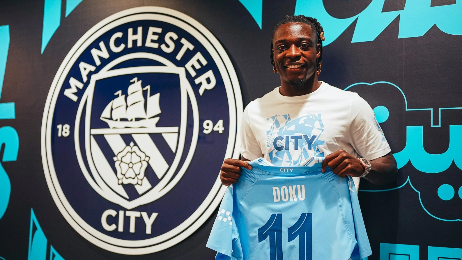 <strong>Jeremy Doku (Manchester City)</strong><br>Triple-Sieger Manchester City hat die Verpflichtung des Außenstürmers Jeremy Doku verkündet. Laut Transferexperte Fabrizio Romano wechselt der 21 Jahre alte belgische Nationalspieler für eine Ablösesumme von 60 Millionen Euro von Stade Rennes zu den "Citizens". Doku soll den nach Saudi-Arabien abgewanderten Mahrez ersetzen und ist der dritte große Sommertransfer der "Skyblues" nach Gvardiol von RB Leipzig und Kovacic vom FC Chelsea.