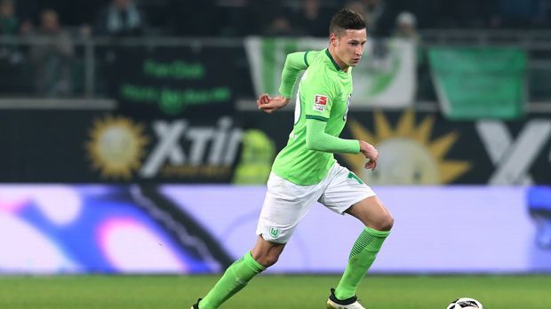 
                <strong>VfL Wolfsburg</strong><br>
                VfL Wolfsburg: Der Verkauf von Julian Draxler zu Paris St. Germain hat angeblich rund 45 Millionen Euro in die Wolfsburger Kassen gespült. Einen Teil davon könnten die "Wölfe" gleich reinvestieren. Bislang wurden mit Riechedly Bazoer (Mittelfeld) und Victor Osimhen (Sturm) schon zwei Spieler verpflichtet. Das dürfte aber noch nicht das Ende der Fahnenstange gewesen sein. Doch der VfL will es langsam angehen lassen. Gegenüber "transfermarkt.de" sagte Sportdirektor Olaf Rebbe: "Nach den turbulenten Tagen brauchen wir jetzt erst mal Ruhe."
              