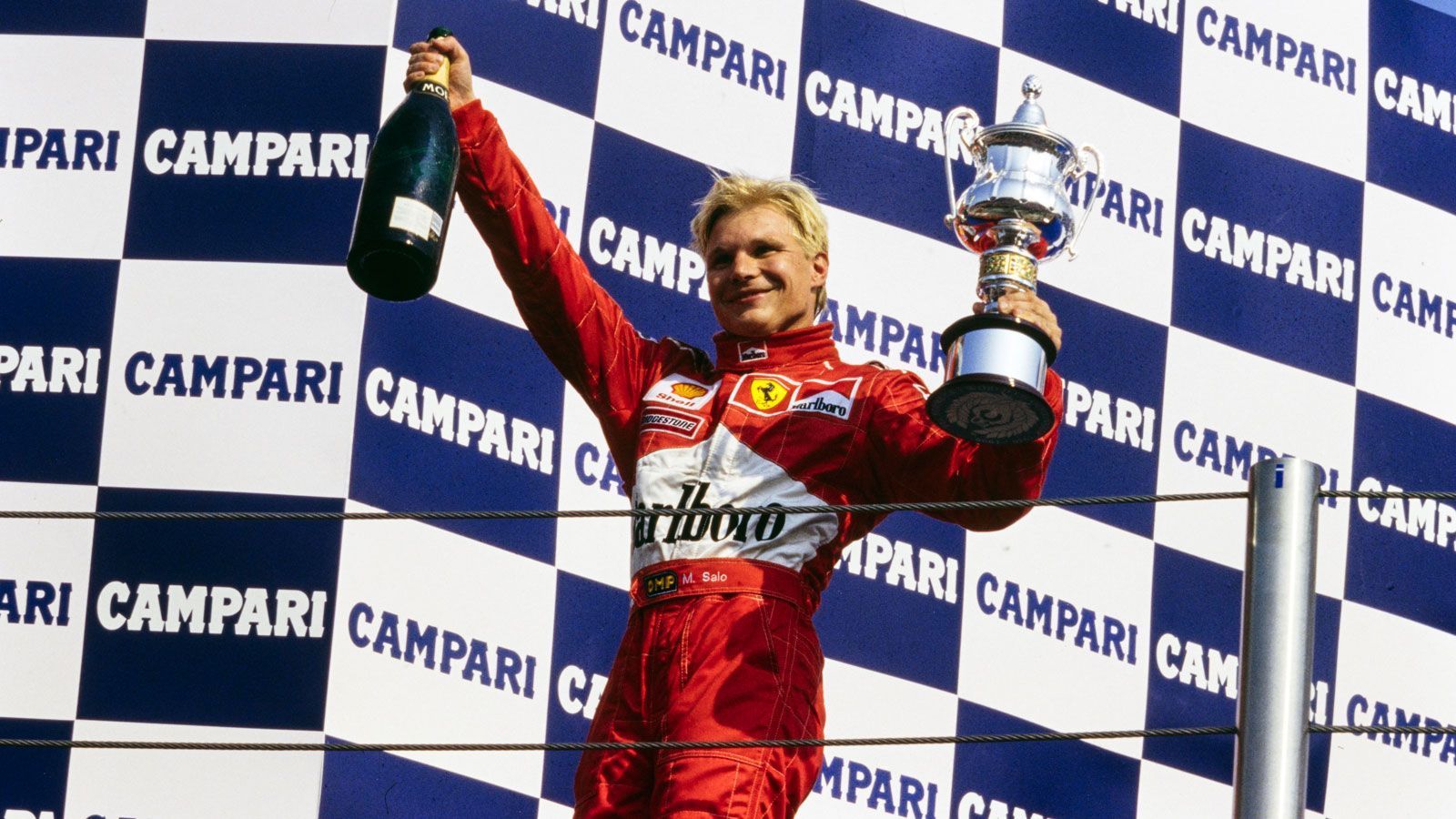 
                <strong>Mika Salo (Ferrari) - 1999</strong><br>
                Der Finne ersetzt Michael Schumacher nach seinem schweren Unfall in Silverstone und absolviert 1999 sechs Rennen für die Scuderia. Trotz des enormen Drucks beim italienischen Rennstall weiß Salo von sich zu überzeugen, am Hockenheimring fährt der Finne auf Rang zwei und auch beim Ferrari-Heimspiel in Monza darf er als Drittplatzierter mit auf das Podest. Obwohl Salo für die Scuderia nur sechs Rennen absolviert, hat er einen großen Anteil am Gewinn der ersten Konstrukteursweltmeisterschaft des Teams seit 1983. Zur Saison 2000 wird Salo vom Sauber-Team verpflichtet, 2002 beendet der blonde Finne schließlich seine Formel 1-Karriere beim Toyota-Team.
              