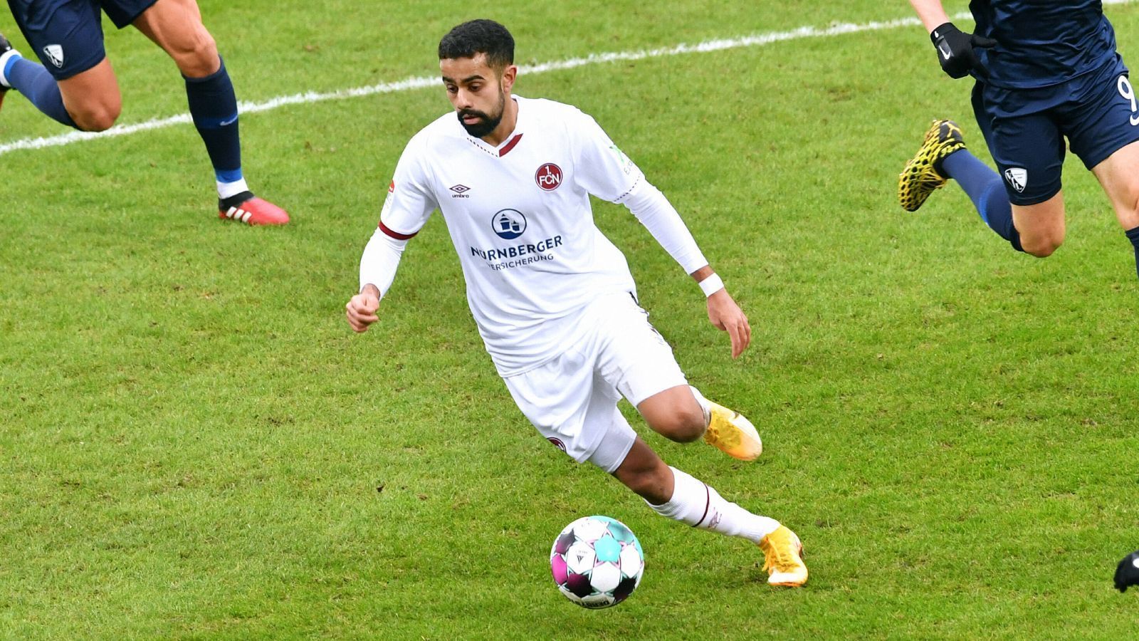 
                <strong>Sarpreet Singh (1. FC Nürnberg)</strong><br>
                Nur unwesentlich besser lief es für Sarpreet Singh beim 1. FC Nürnberg. Der offensive Mittelfeldspieler kam zusammen mit Früchtl nach Franken, jedoch wurde er dort genau so nicht glücklich. An den ersten 18 Spieltagen kam Singh nur elf Mal zum Einsatz, nur fünf Mal stand er in der Startelf, dabei blieb er torlos. Der FC Bayern entschied sich im Februar, die Leihe abzubrechen, Singh schloss sich wieder der U23 des FCB an, die am Ende in die Regionalliga abstieg.
              