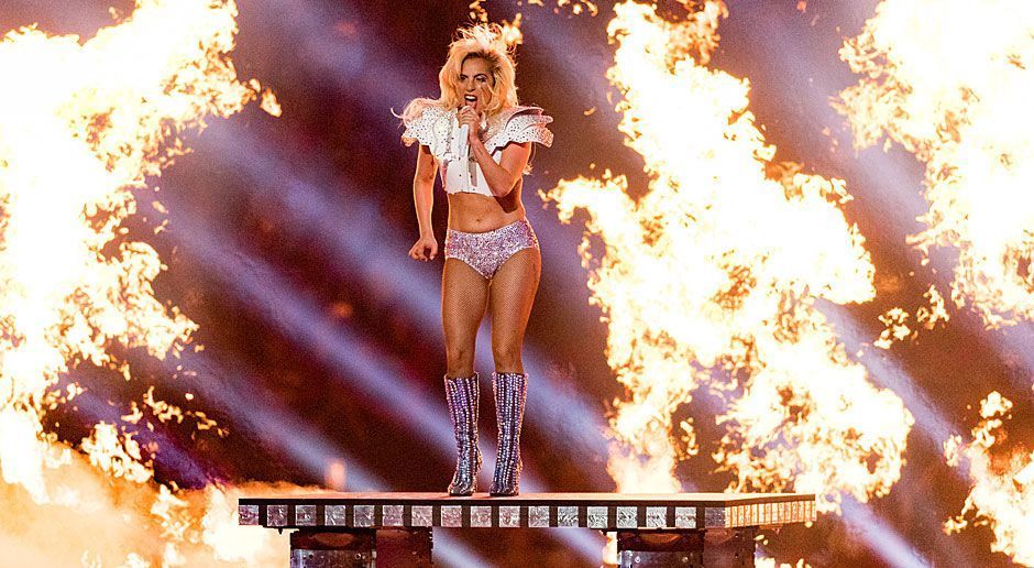 
                <strong>Super Bowl 2017: Die Halftime-Show von Lady Gaga</strong><br>
                It's getting hot in here!
              