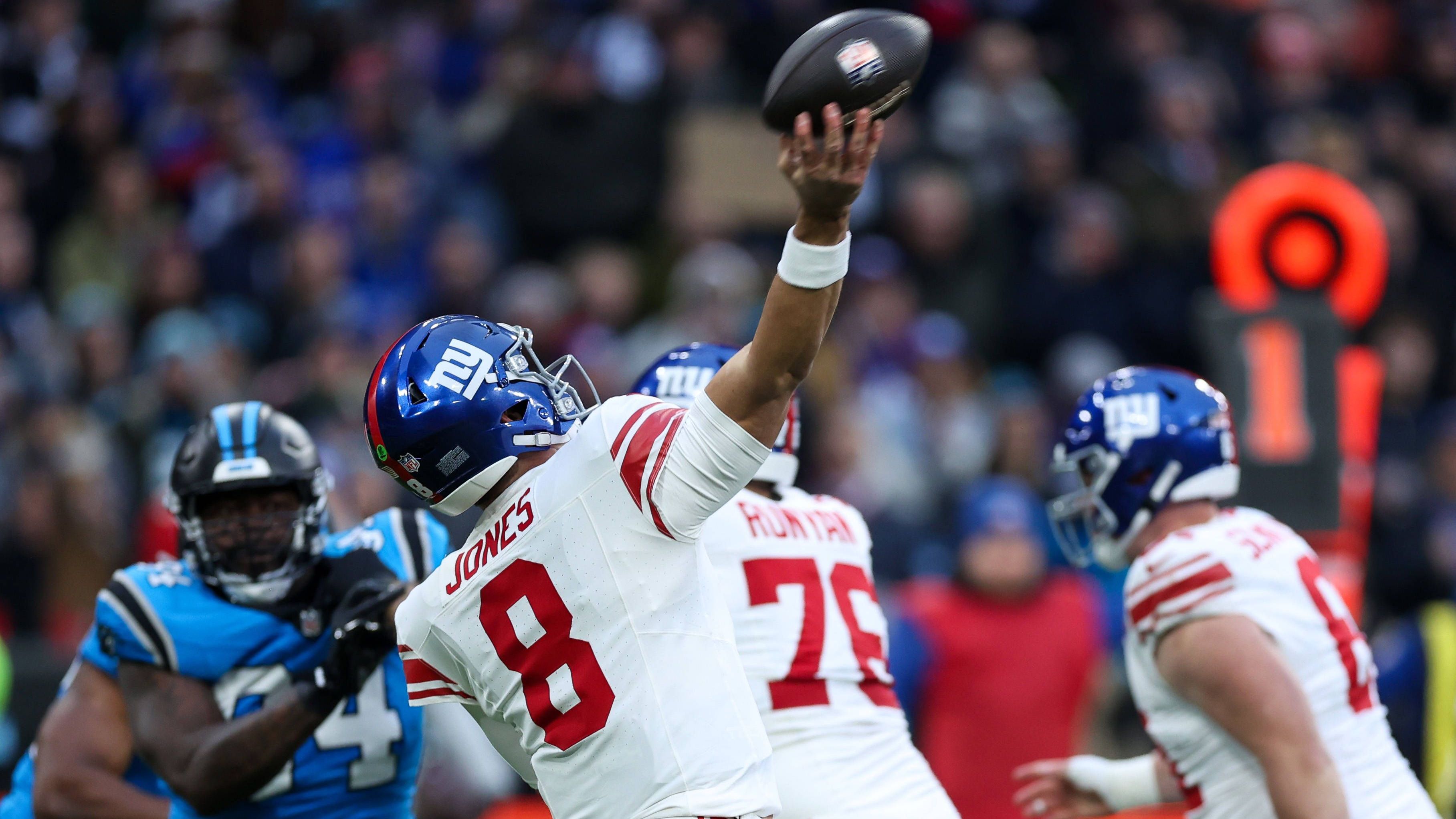 <strong>NFL: Die krassesten Bilder zum Munich Game 2024</strong><br>Einen Horror-Abend erlebte Daniel Jones, nachdem er in Week 10 seinen ersten Heim-Touchdown-Pass seit über zwei Jahren warf. Gegen die Panthers brachte der QB nur 22 von 37 Pässen an den Mann, warf dabei zwei Interceptions.