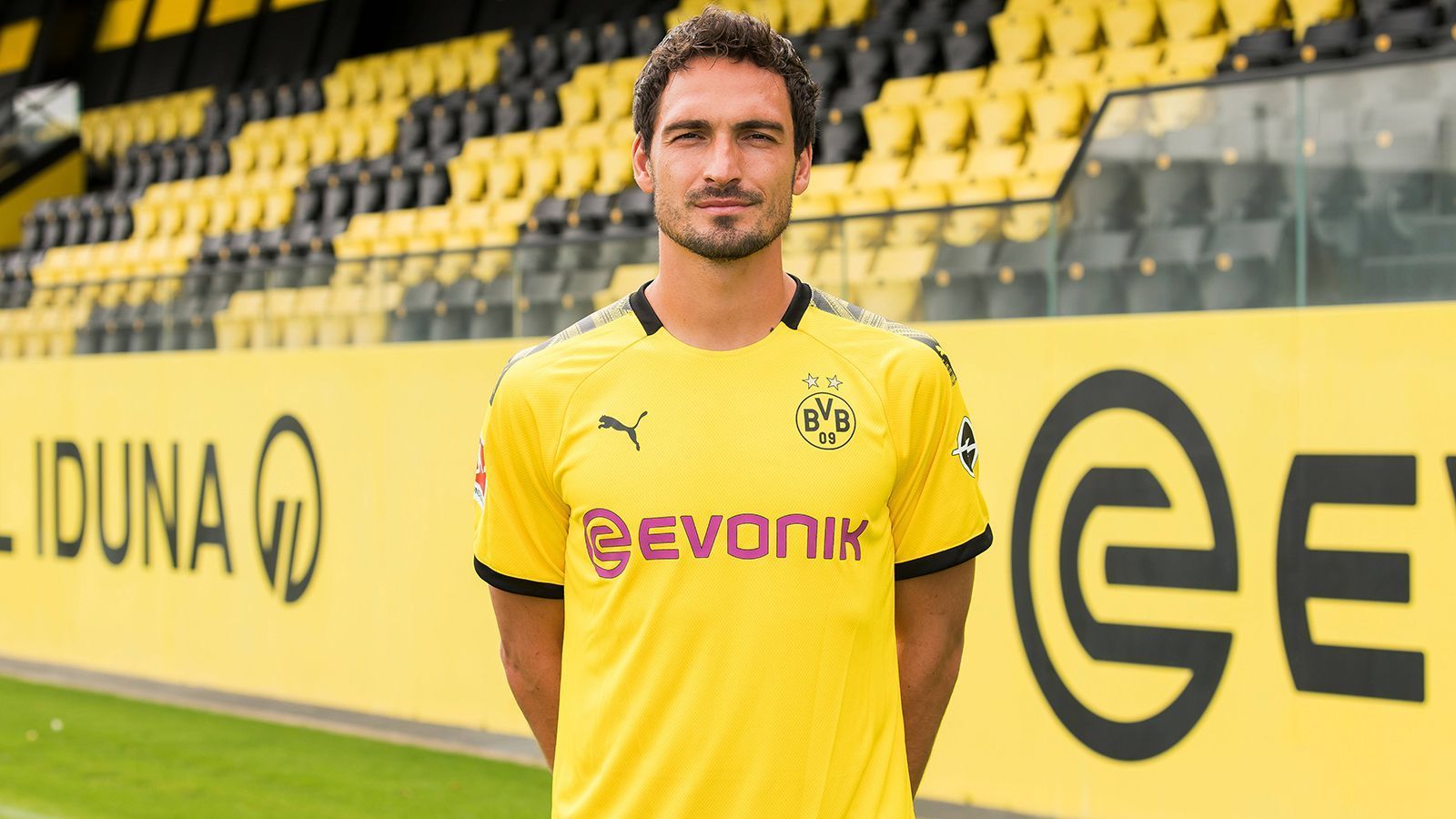 
                <strong>Hummels wechselt zurück nach Dortmund</strong><br>
                Der nächste große Knall. Nach drei Jahren in München wechselt Hummels im Sommer 2019 zurück zu Borussia Dortmund. Dort will er endlich wieder unangefochtener Stammspieler und Abwehrchef sein. Ein Faktor, der ihm sicherlich zum DFB-Comeback verhalf. 
              