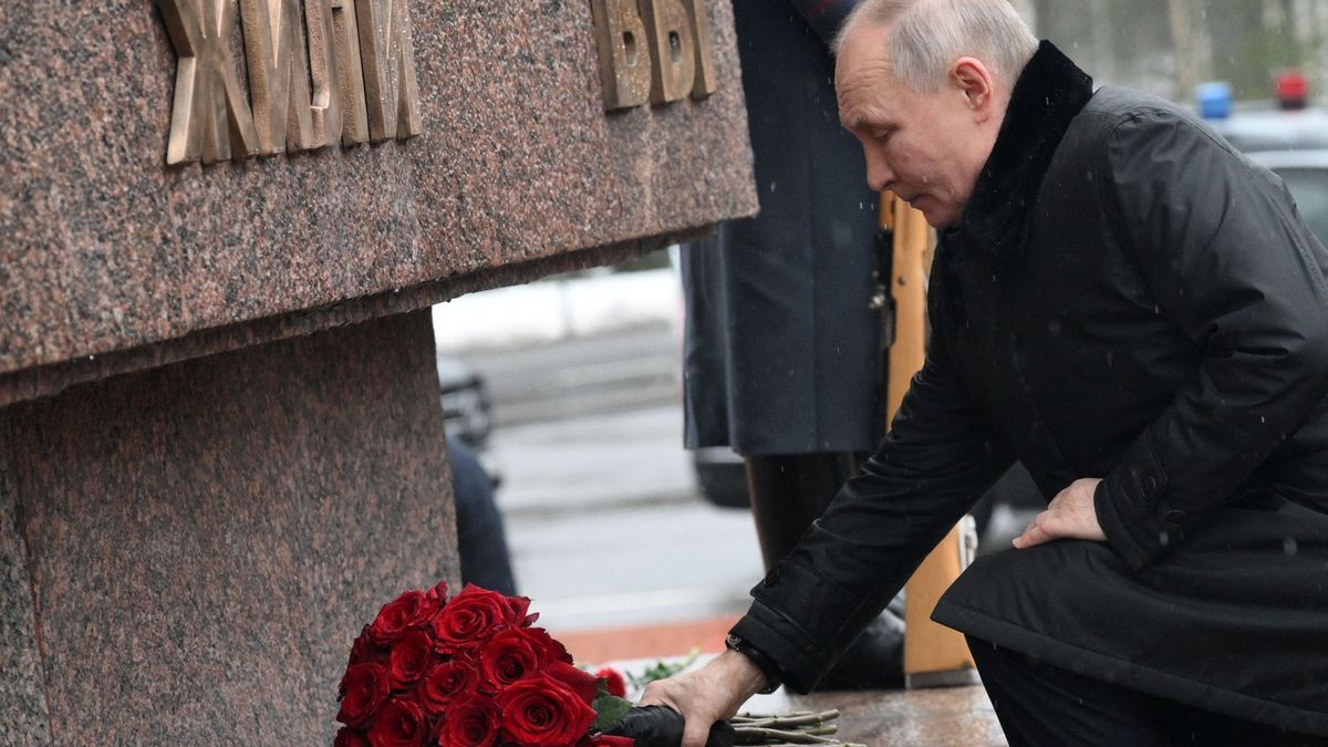 27. Januar 2015, Russland, Kirowsk: Russlands Präsident Wladimir Putin legte anlässlich des 81. Jahrestags des Endes der Belagerung Leningrads während des Zweiten Weltkriegs Blumen nieder.